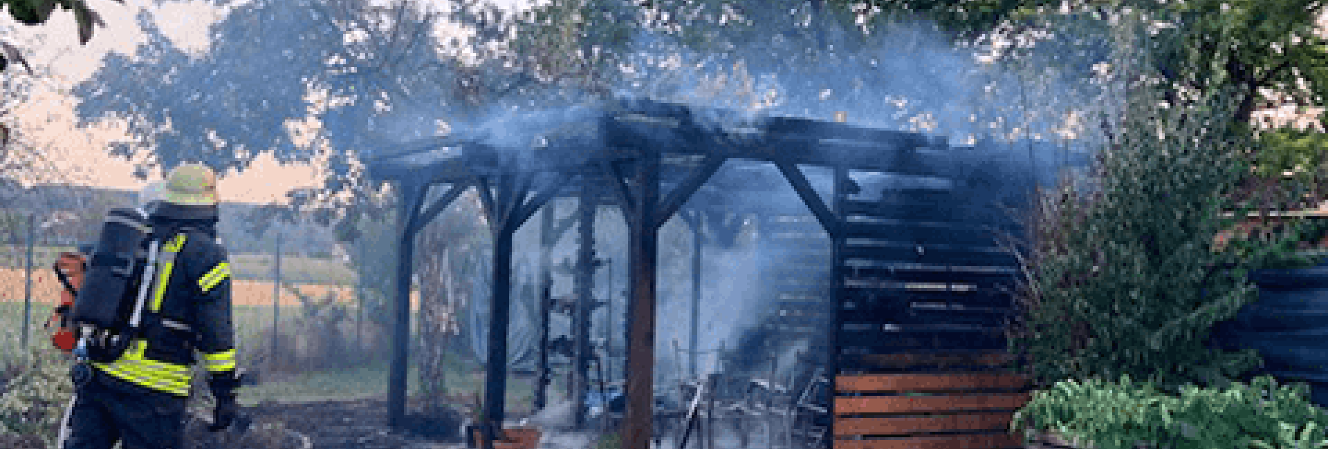 Abgebrannte Holzhütte