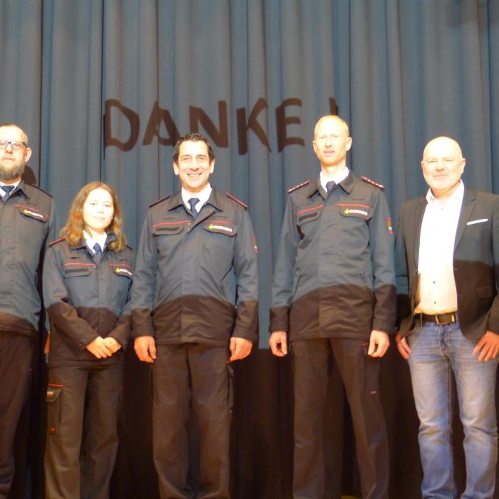 Neuaufnahmen und Beförderungen (von links): Der stellvertretende Kommandant Markus Thiel, Amelie Kaiser (Neuaufnahme), Daniel Büche (Beförderung Oberlöschmeister), Kommandant Andreas Denoke und Bürgermeister Rainer Stoll.