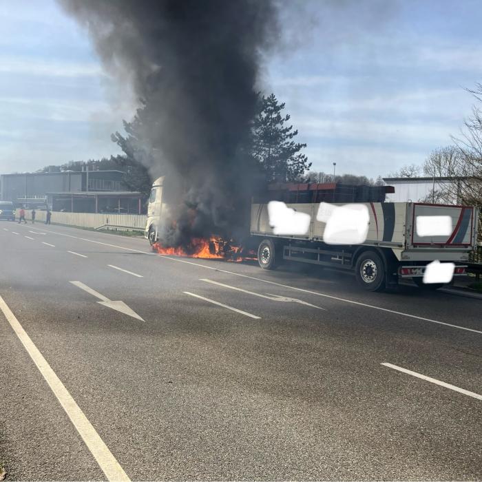 Brennender LKW , B314, Höhe Abzweigung Horheim
