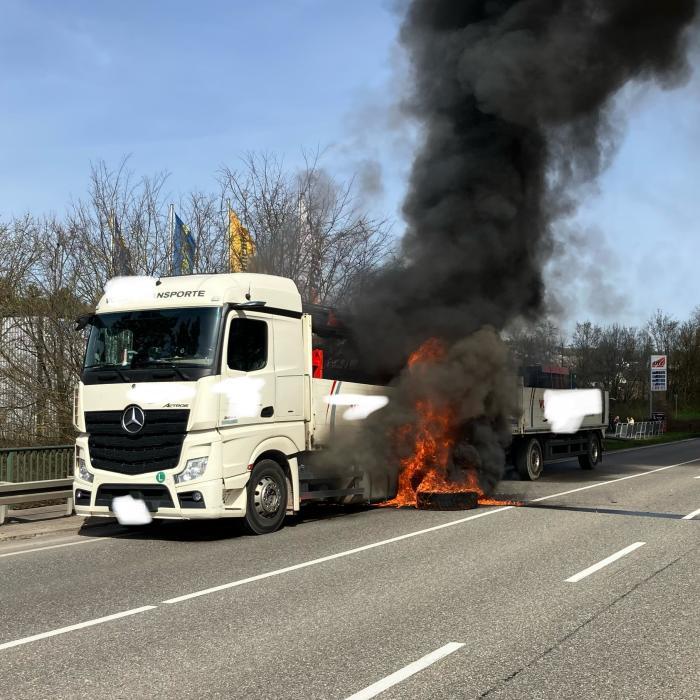 Brennender LKW , B314, Höhe Abzweigung Horheim