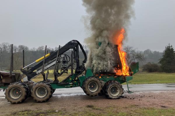 Brennende Forstmaschine